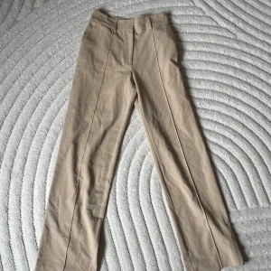 Beige kostymbyxa - Beiga kostymbyxor med vida ben från NA-KD, storlek 36, aldrig använda☺️