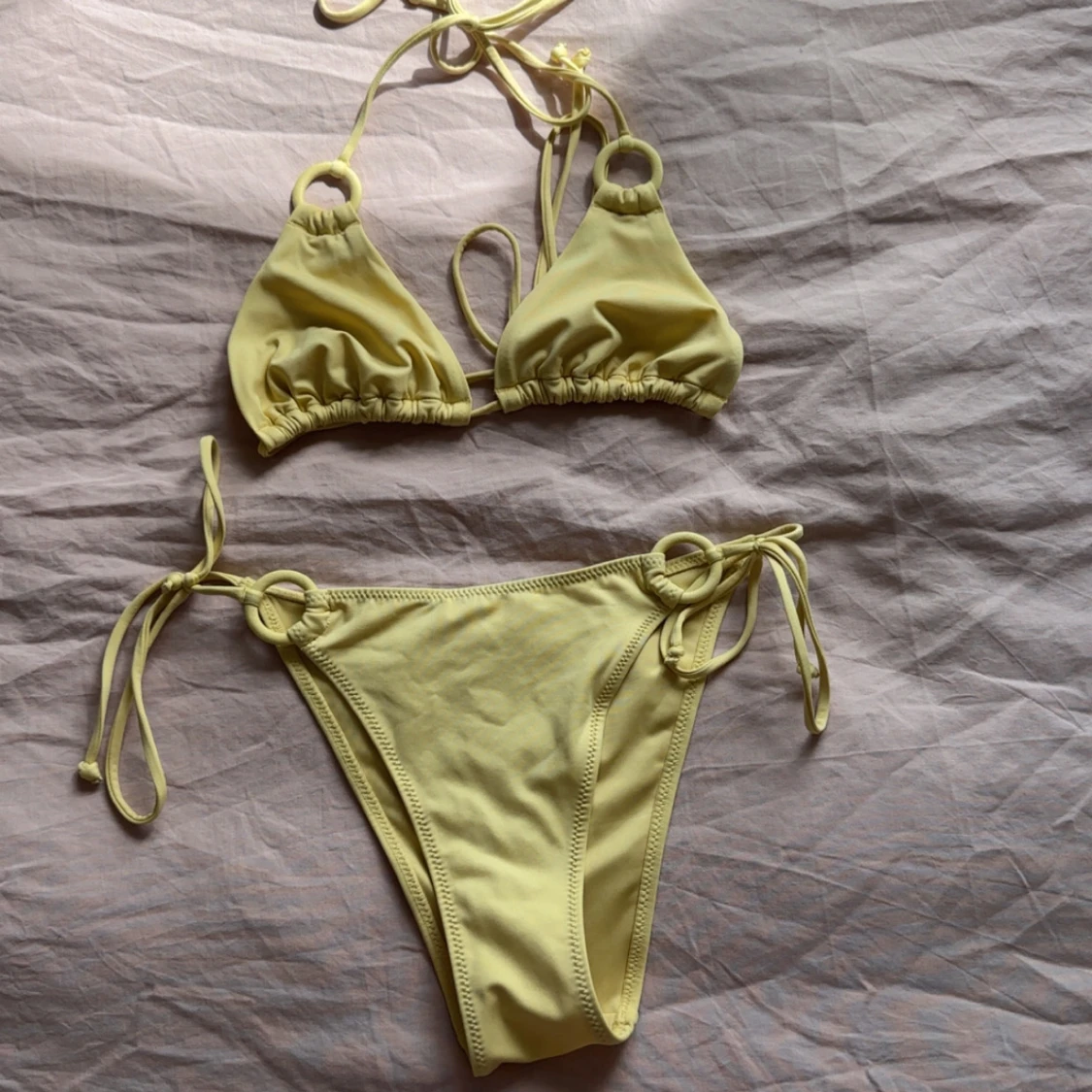 Gul bikini med knyt och ringdetaljer