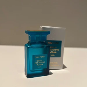 Tom Ford Neroli Portofino Acqua 7,5 ml - Fräsch och lyxig parfym från Tom Ford i en snygg turkosblå glasflaska på 7,5 ml. Doften Neroli Portofino Acqua ger en somrig och exklusiv känsla, perfekt för dig som gillar fräscha och citrusaktiga toner. Flaskan har en elegant fyrkantig form och guldiga detaljer.