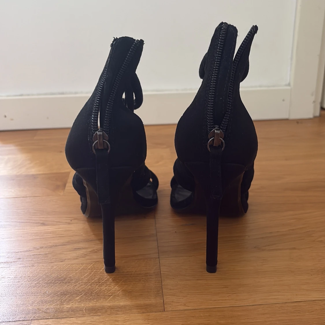 Svarta mocka-pumps med knyt och klack - 3