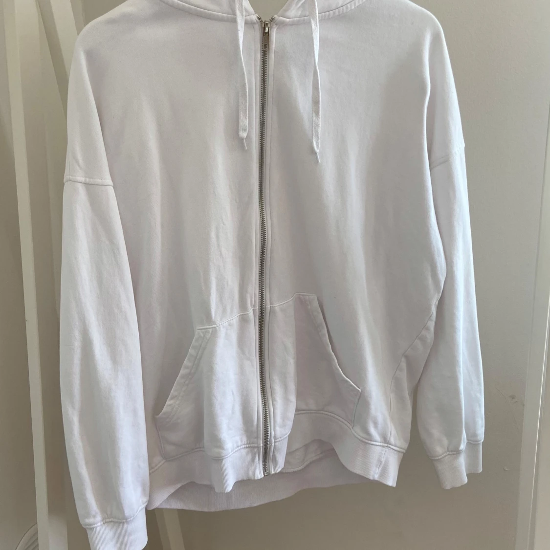 Vit hoodie med dragkedja från BikBok