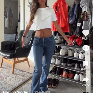 Bootcut jeans - Snygga mörkblåa lågmidjade bootcut jeans med broderade fickor från Nelly💞Nyskick då de inte passade mig, köptes för 699kr
