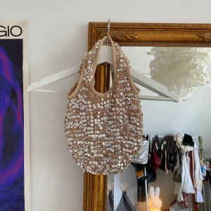 Vintage paljettväska ibiza stil  - Dragkedjan på fickan i väskan funkar inte men i övrigt fint skick 🤍