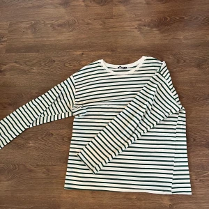 Randig långärmad  - Säljer nu min gröna randiga långärmade tröja. Storlek XL, säljer för 80kr💗