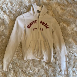 Beige hoodie från Abercrombie - Säljer en vit super fin hoodie från Abercrombie. Storlek skulle jag säga är xs eller mindre❤️