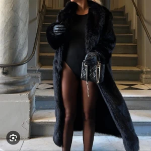 Pälsjacka  - Pälsjacka från lojsan Wallins kollektion med Nakd. Nypris 1399. Aldrig använd med lappen kvar