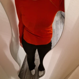 Röd långärmad tröja från Kappahl - Säljer en stilren röd långärmad tröja från Kappahl. Perfekt för att lägga till en färgklick i garderoben. Storlek S💕använd ett fåtal gånger 