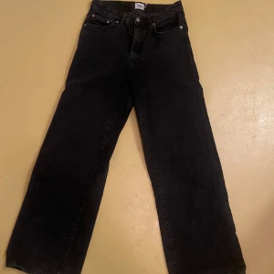 Svarta jeans från 157 i storlek M - Snygga svarta jeans från 157 med en klassisk femficksdesign. De har en rak passform och är tillverkade i ett robust denimtyg. Perfekta för en stilren look.💕