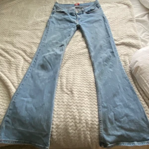 Lågmidjade bootcut jeans - Lågmidjade flared jeans storlek 34 i midja, ändå använda o är lite slitna längst ner men annars bra skick