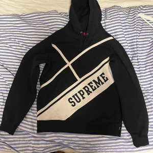 Supreme Diagonal Hoodie M - Sällsynt Supreme Hoodie svart och vit. Köptes i New York 2017 typ tvättad kanske 5 gånger. Storlek medium