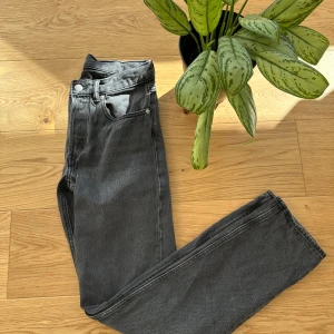 Grå jeans från Arket - Snygga grå jeans från Arket i en klassisk rak stil. Tillverkade av 80% in-conversion bomull och 20% återvunnen bomull. Perfekta för en stilren look med knapp- och dragkedjestängning.