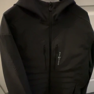 Sail racing jacka - Jackan är i nyskick, storlek XXL men passar också XL. Skriv om du har någon fråga, priset går att diskutera.