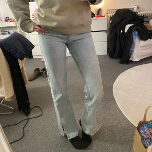 Ljusblå jeans med slits - Snygga ljusblå jeans med hög midja och raka ben från Bik Bok i storlek W27 L34. De har en liten slits längst ner på yttre sidan av foten vilket är en väldigt fin detalj. säljer då de ej kommer till användning längre💗💗💗