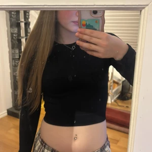 Svart croppad långärmad träningströja  - Säljer en stilren svart croppad träningströja med långa ärmar. Passar bra till all sorts träning.