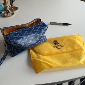 Mönstrad väska/necessär - Säljer en snygg och trevlig väska/necessär som är oanvänd. Den är i toppkvalitet 10/10 och har inte använts en enda gång. Hör av er vid intresse!