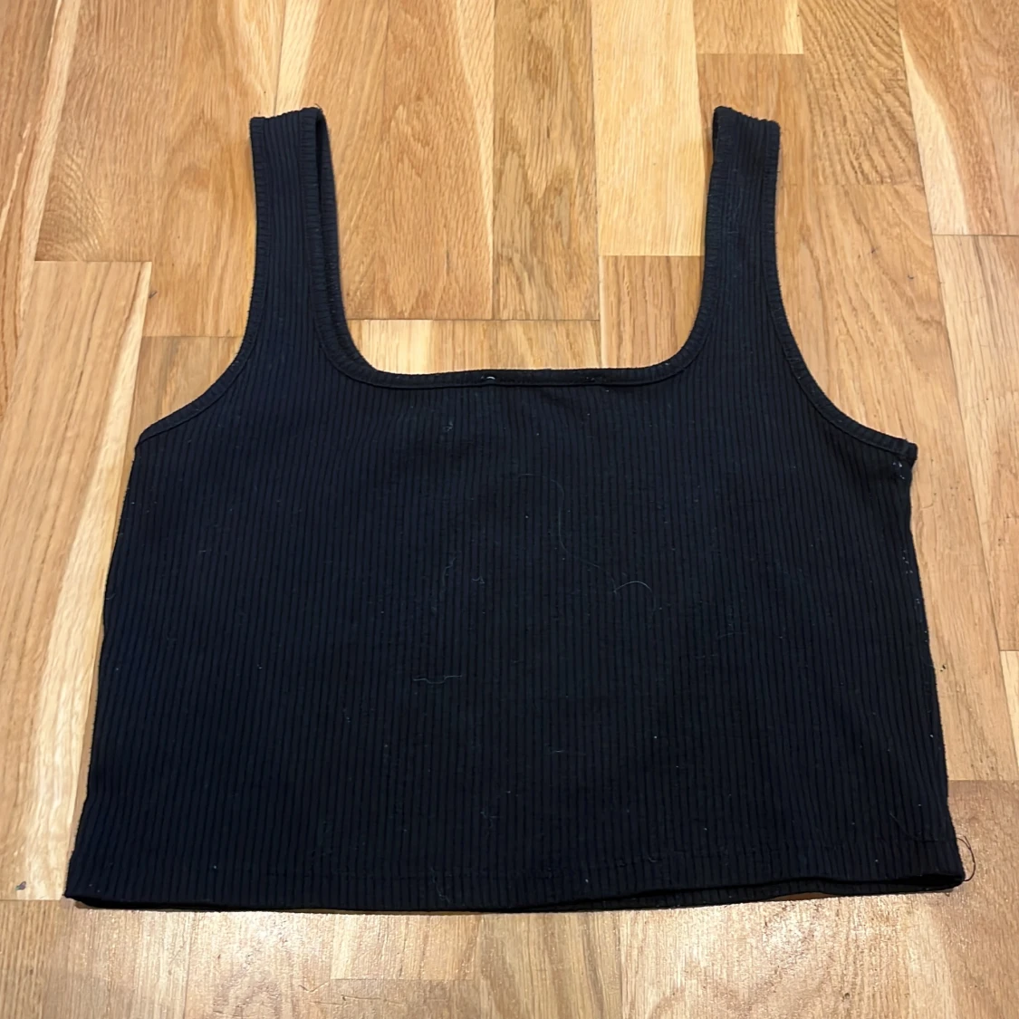 Svart ribbad linnetopp - 1