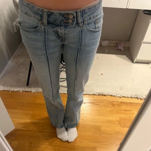 Ljusblå jeans med bootcut - Snygga ljusblå jeans med bootcut och låg midja. Några cm för korta för mig, är 167 cm. Stl xs, full length 