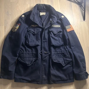 Ralph lauren fieldjacket - Mycket fint skick | Size M  | Följare får 100 kr rabbat | fraktar spårbart inom 24 timmar med PostNord eller instabox | 
