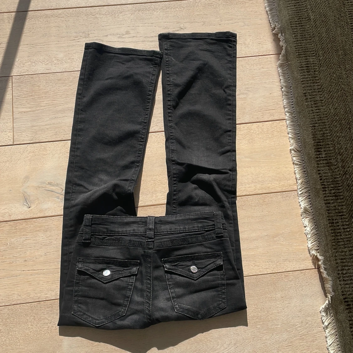 Svarta bootcut jeans gina tricot - 2