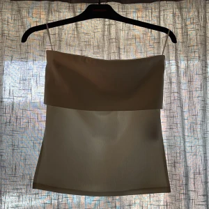 Vit axelbandslös tubtopp - Snygg vit tubtopp från Zara med smala axelband. Perfekt för sommardagar eller en utekväll. Enkel och stilren design som passar till det mesta.