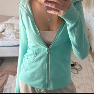 Victoria's Secret - Säljer en snygg turkos kofta från Victoria's Secret med texten 'angel' i paljetter på ryggen. Knappt använd! 🩵 