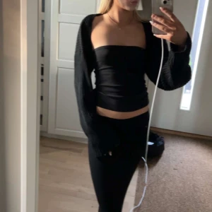 Bolero kofta - Säljer nu denna super fina bolero koftan som passar perfekt till olika tillfällen💗Oanvänd alltså inga defekter💓Skönt stickat mjukt material 💞 Skriv vid funderingar 