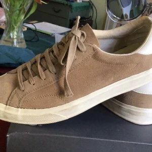 Beige mockasneakers. Zara Man - Snygga beige sneakers i mocka med snörning från Zara Man. De har en vit sula och en stilren design som passar perfekt för vardagsbruk. Strl 41 men käns som 40.