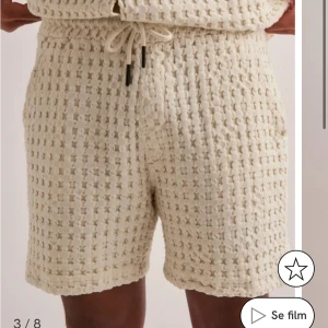 Beige shorts med textur - Snygga beige shorts med unik textur och snörning i midjan.  M