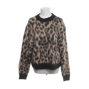 & other stories mjukis leopard tröja - Fluffig och varm. Storlek s. Den har dock inte kvar lappen på tröjan men annat än det är det inga synliga eller märkbara defekter❤️🫰