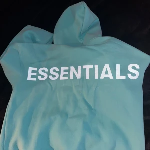 Turkos hoodie från Fear of God - Använd men i gott skick, lite fläckar som syns på bilden men annars varm och skön i storlek L. 