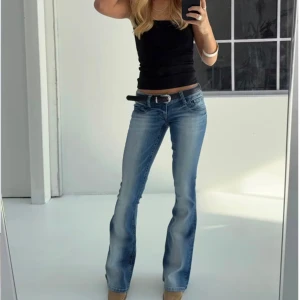 Ultra low jeans - Säljer dessa skit snygga,  populära och slutsålda jeans från Gina tricot!! Jeansen är i modellen ultra low och bootcut och har en as snygg ljusblå vintage färg  😍😍De är i nyskick med prislapp kvar,  storleken på dem jag säljer är xs!!!