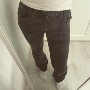 Mörkgråa lågmidjade bootcut jeans - Bootcut jeans från Gina Young i storlek 158😊🥰💕