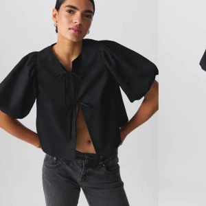 Topp med puffärmar - Supersnygg svart blus som inte kommit till användning! Endast provad så i nyskick🤩💕Helt slutsåld!