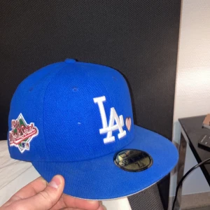 New era keps - En sällsynt new era La, love hustle game one fitted keps. Den är i mycket bra skick och byten kan vara intressanta, hör gärna av er vid frågor och funderingar😁