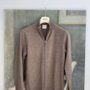 John Henric kashmir zip  - Säljer denna zip tröja från John Henric i storlek S. Tröjan är i 100% Kashmir och är i ett väldigt fint skick. Nypris 2499kr.