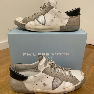 Philippe model - Säljer dessa philippe model skorna i storlek 43, Dom är i bra skick och orginal lådan samt dustbag följer med vid köp🙌🏻