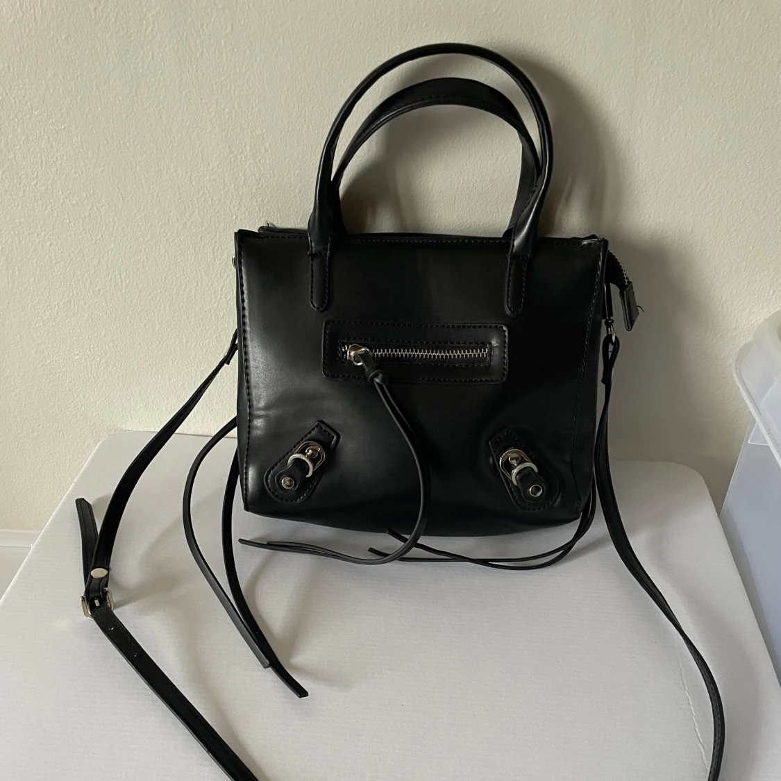 Svart axelremsväska med dragkedja - 1