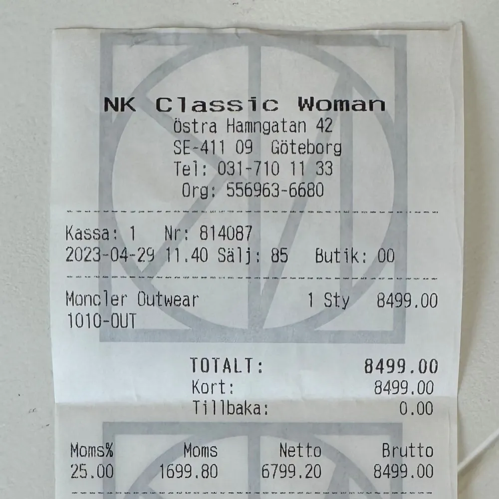 Säljer min svarta moncler jacka som är perfekt till våren. Framtill är det fickor med knappar framtill och en dragkedja. Storlek S. Använt jackan vid ett fåtal tillfällen och är i nyskick utan några defekter. Köpt på NK i Göteborg. Nypris 8500kr. . Takit.