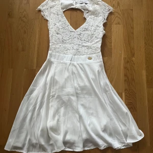 Vit spetsklänning - Vit klänning med öppen rygg, perfekt till studenten. Storlek S och endast använd ett fåtal gånger. 