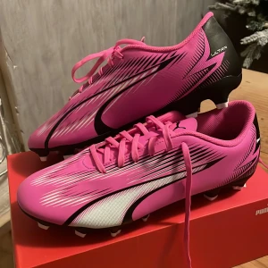 Rosa fotbollsskor puma - Helt oanvända Rosa Puma fotbollsskor, ville prova nått nytt men skorna va inte nått för mig. Har bara testat skorna så dom är helt nya och rena.