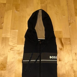 Hugo Boss Zip  - Säljer nu denna snygga tröja då den är för liten. Den är sparsamt använd och passar storlek S. Det är en riktigt allsidig tröja som är skön, snygg och sitter bra. Nypris är 1200kr. Hör gärna av er vid minsta lilla fundering! 