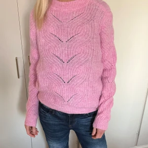 Rosa stickad tröja - Säljer en mysig rosa stickad tröja med ett dekorativt mönster framtill. Köpt på Zalando<3 storlek S. Skriv om ni har några frågor💓