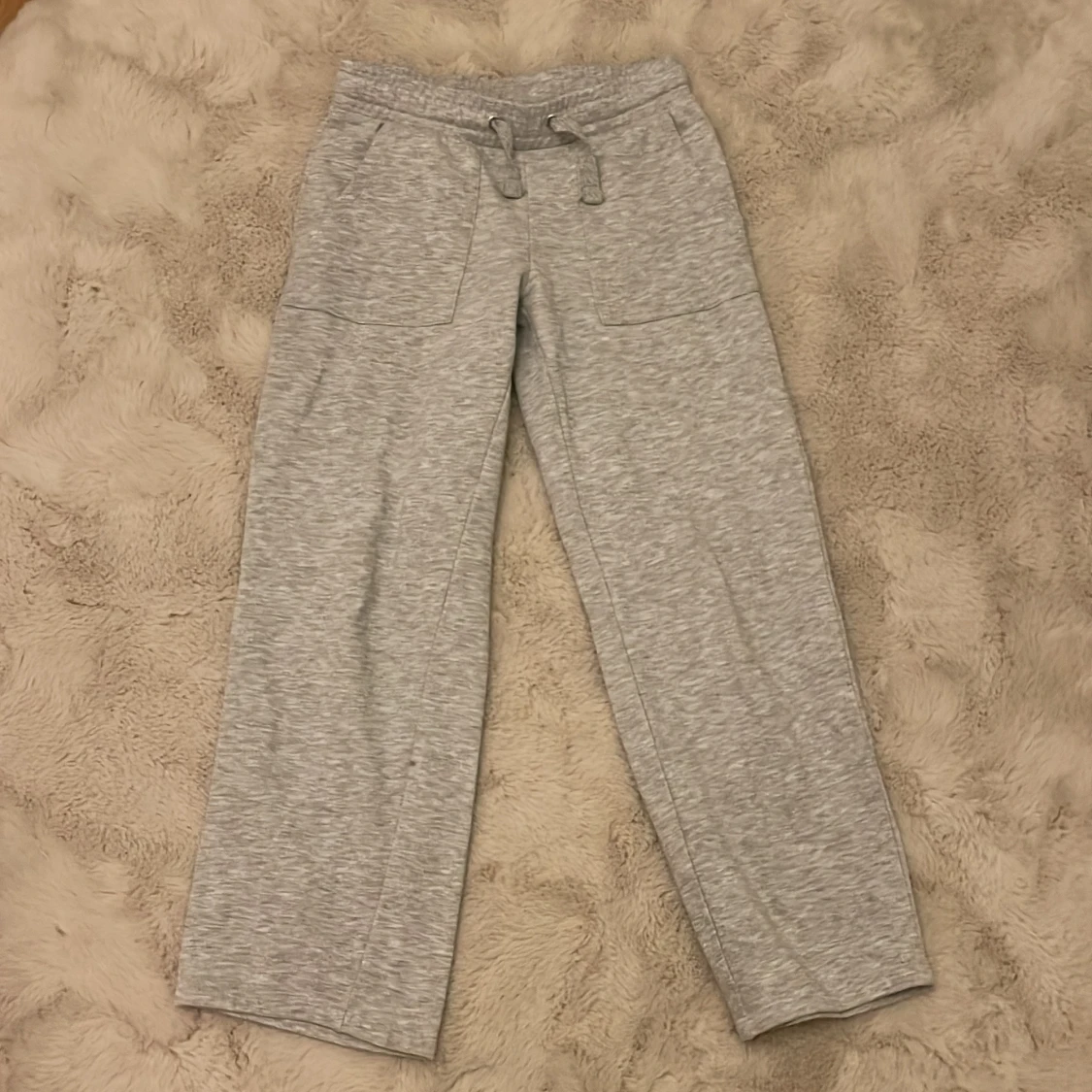 Grå mjukisbyxor med dragsko