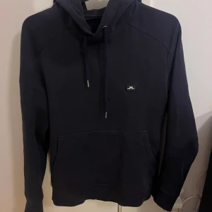 J.Lindeberg hoodie - Säljer denna superfina hoodie ifrån J.Lindeberg i fint skick. Skriv gärna vid frågor eller lägg ett prisförslag då priset är diskutterbart.