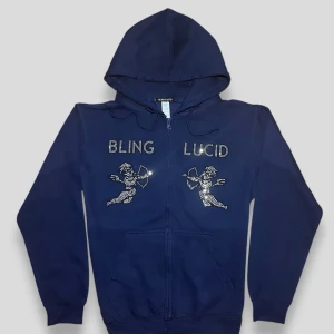 Mörkblå Lucid Rhinestone Tröja - Här har ni den perfekta Lucid Rhinestone hoodien. Den är som ny knappt använd! Det går ej att köpas längre på grund av dem har stängt ner hemsidan. Kom Köp