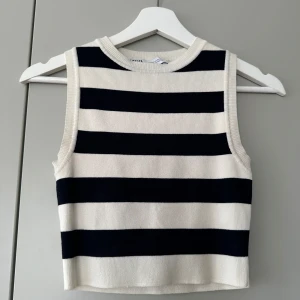 Randig topp från Zara - Snygg crop top/linne från Zara med breda svarta och vita ränder. Perfekt för en stilren look.