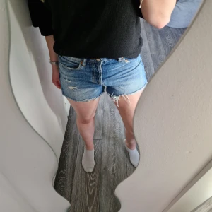 Blå jeansshorts Zara - Jättefina jeansshorts från Zara, endast använda ett fåtal gånger, storlek 36. Säljer pga för stora