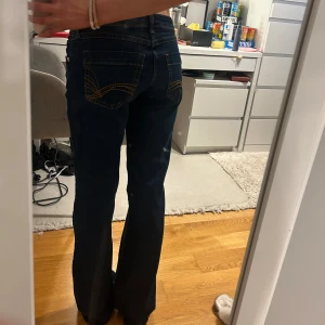 Mörkblå bootcut jeans från H&M Divided - Snygga mörkblå bootcut jeans från H&M Divided. Lågmidjade, kan se svarta ut på bilderna men de är mörkblåa. 