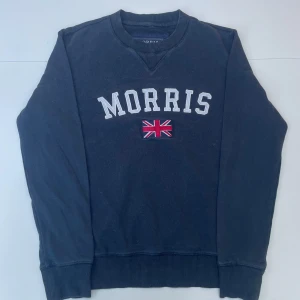 Marin Morris tröja - Tjena! Säljer denna snygga marinblåa tröja från Morris med vit text och en brittisk flagga på bröstet. Tröjan har långa ärmar och ribbade muddar vid ärmslut och nederkant. Storlek XS men skulle säga att den passar S också. Skick: 8/10. Pris kan självklart diskuteras och hör av er vid frågor eller funderingar!