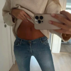 Blå jeans med bootcut - Snygga blå lee-jeans med bootcut-stil och klassisk femficksdesign. Lågmidjade!  De har en knapp och dragkedja framtill. Perfekta för en avslappnad look.